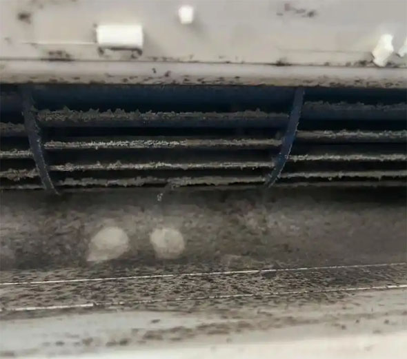 乌恰空调吹的风有股烧焦味是怎么回事